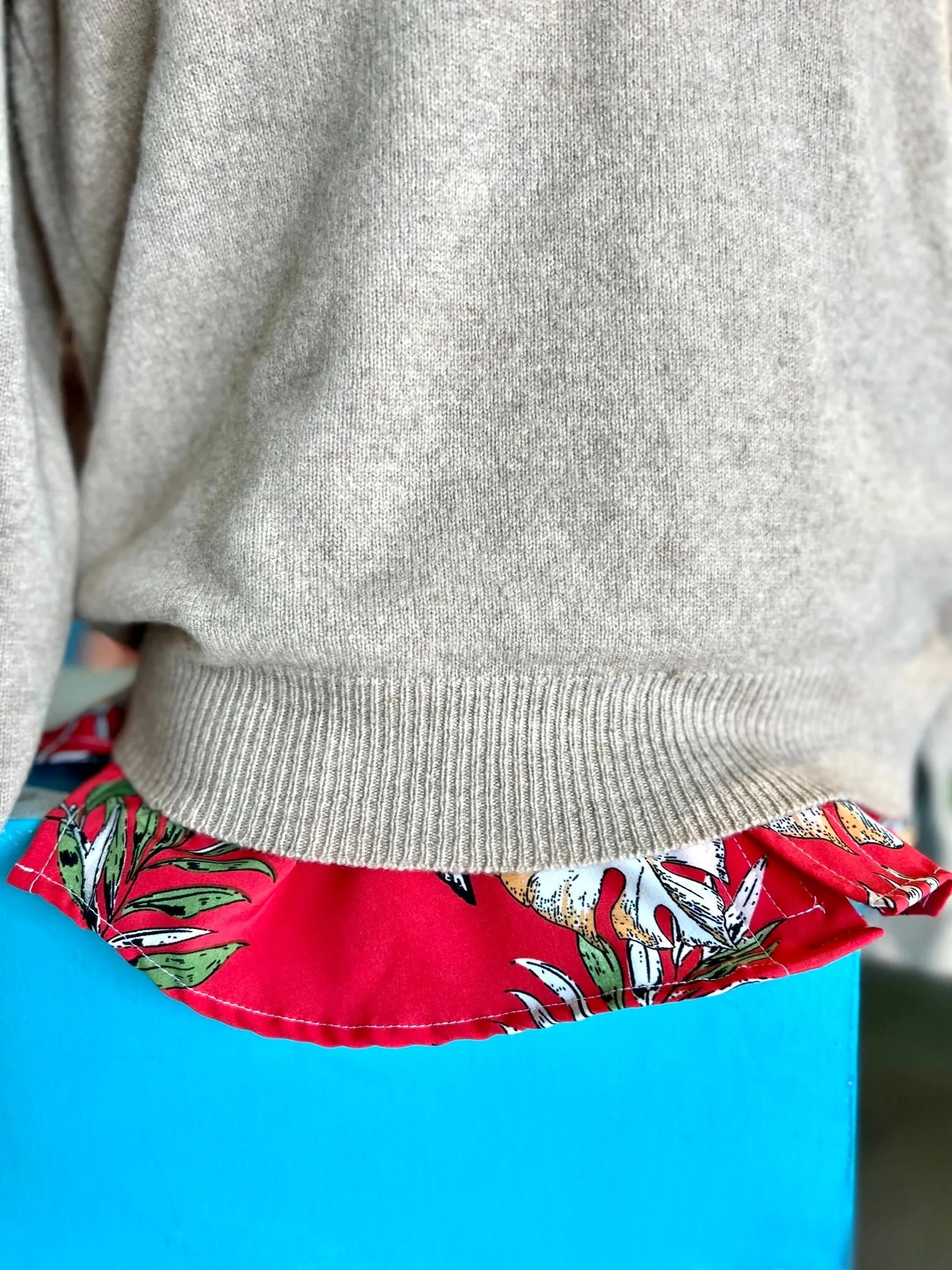 Thane Oatmeal V-Neck 100% Cashmere Sweater (M)